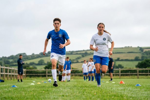 Jeunes footballeurs en entraînement sur terrain vert