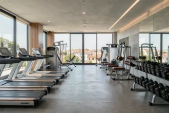 Vue panoramique d'une salle de sport moderne en Provence-Alpes-Côte d'Azur avec équipements fitness et paysage méditerranéen